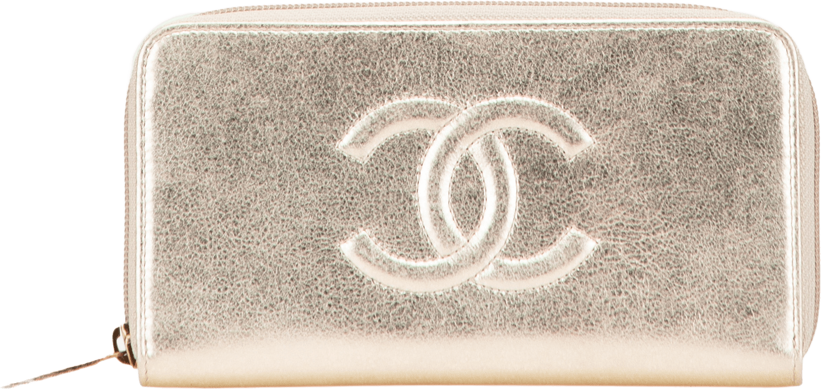 Chanel Cc Metallic Lambskin Zip Around Wallet, från Luxclusif, i färgen light gold.