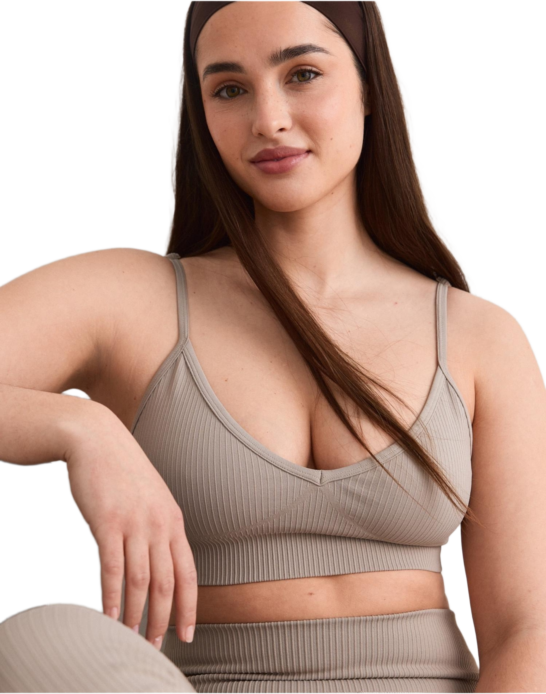 Ribbed Seamless Deep Cut Bra, från aim'n, i färgen dark clay.