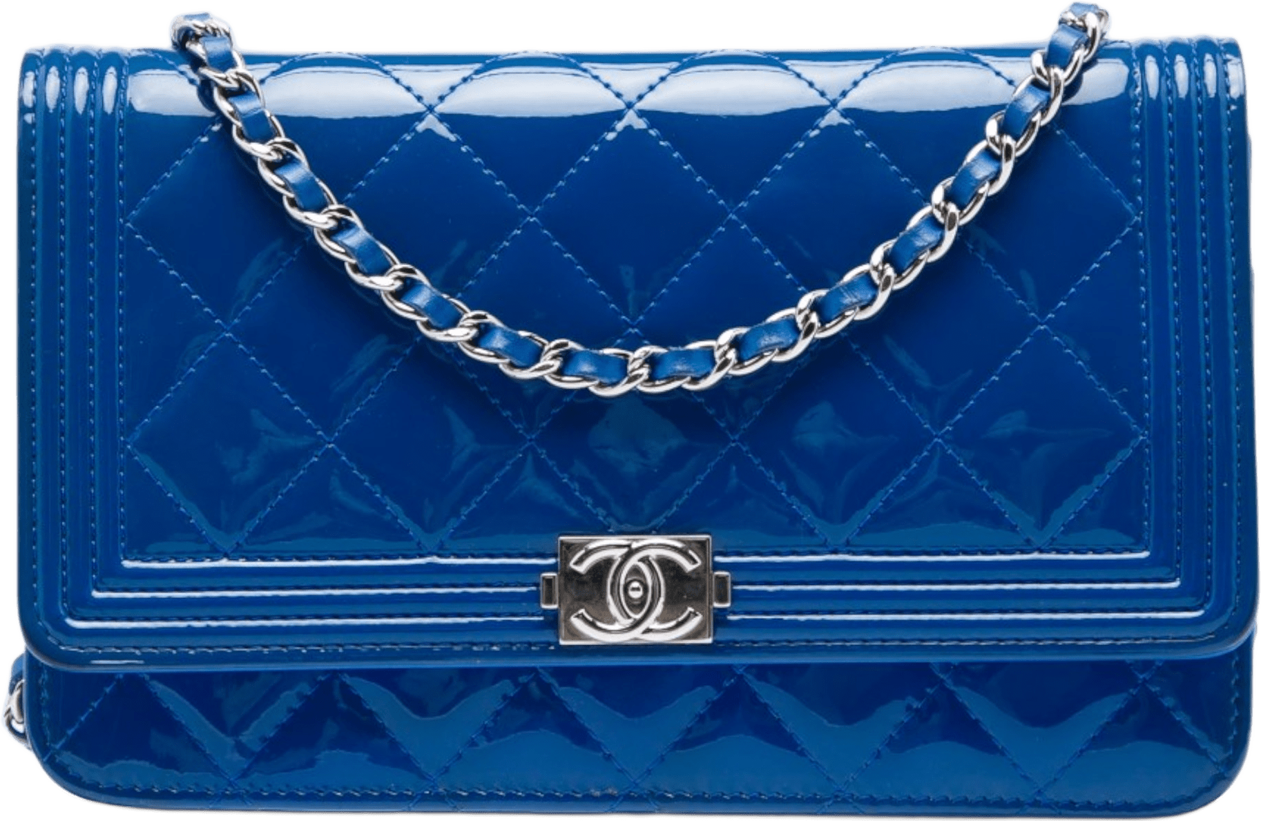 Chanel Quilted Patent Boy Wallet On Chain, från Luxclusif, i färgen blå.