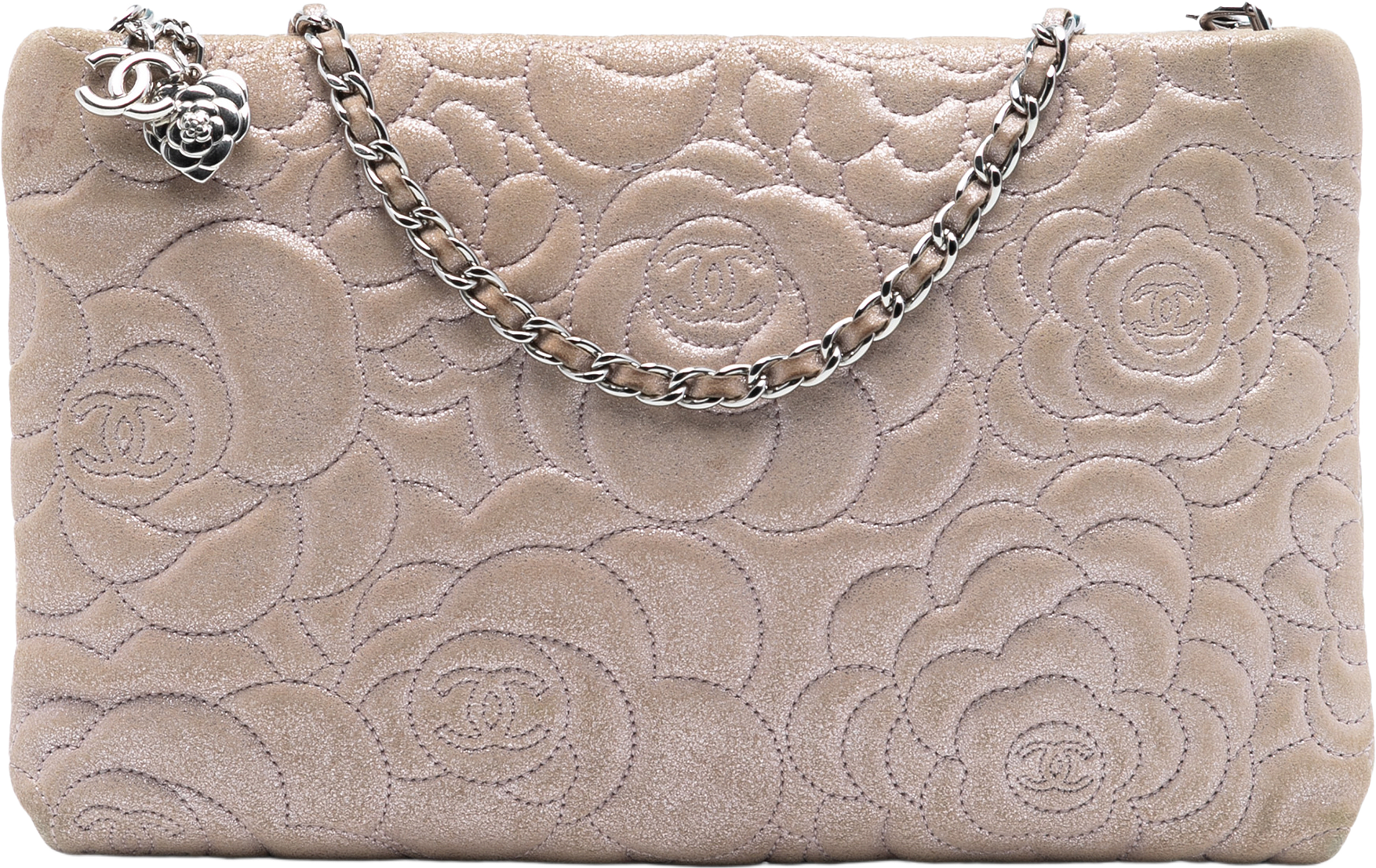 Chanel Embossed Metallic Lambskin Camellia Chain Pochette, från Luxclusif, i färgen light pink.