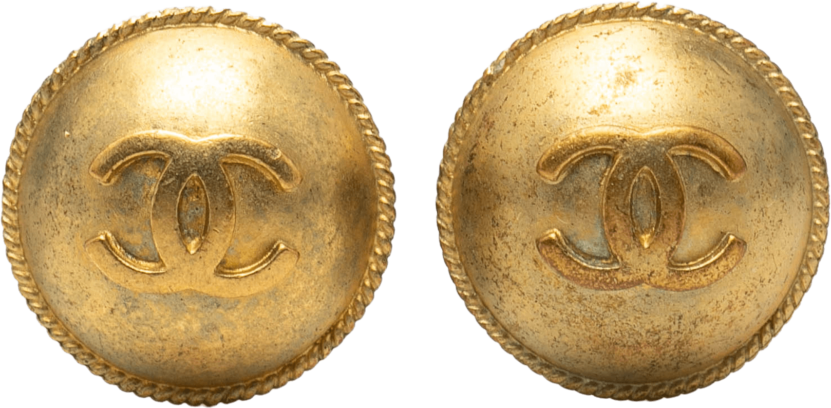 Chanel Cc Gold Plated Round Clip On Earrings, från Luxclusif, i färgen gold.