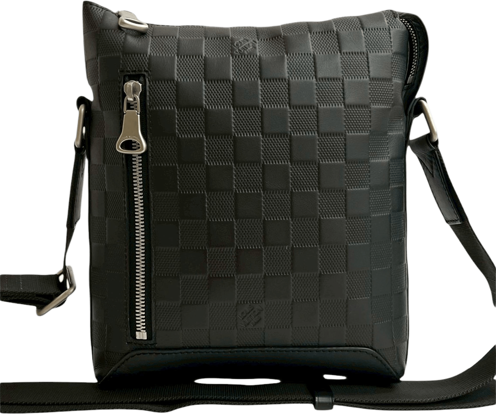 Louis Vuitton Damier Infini Discovery Messenger Bb, från Luxclusif, i färgen black.
