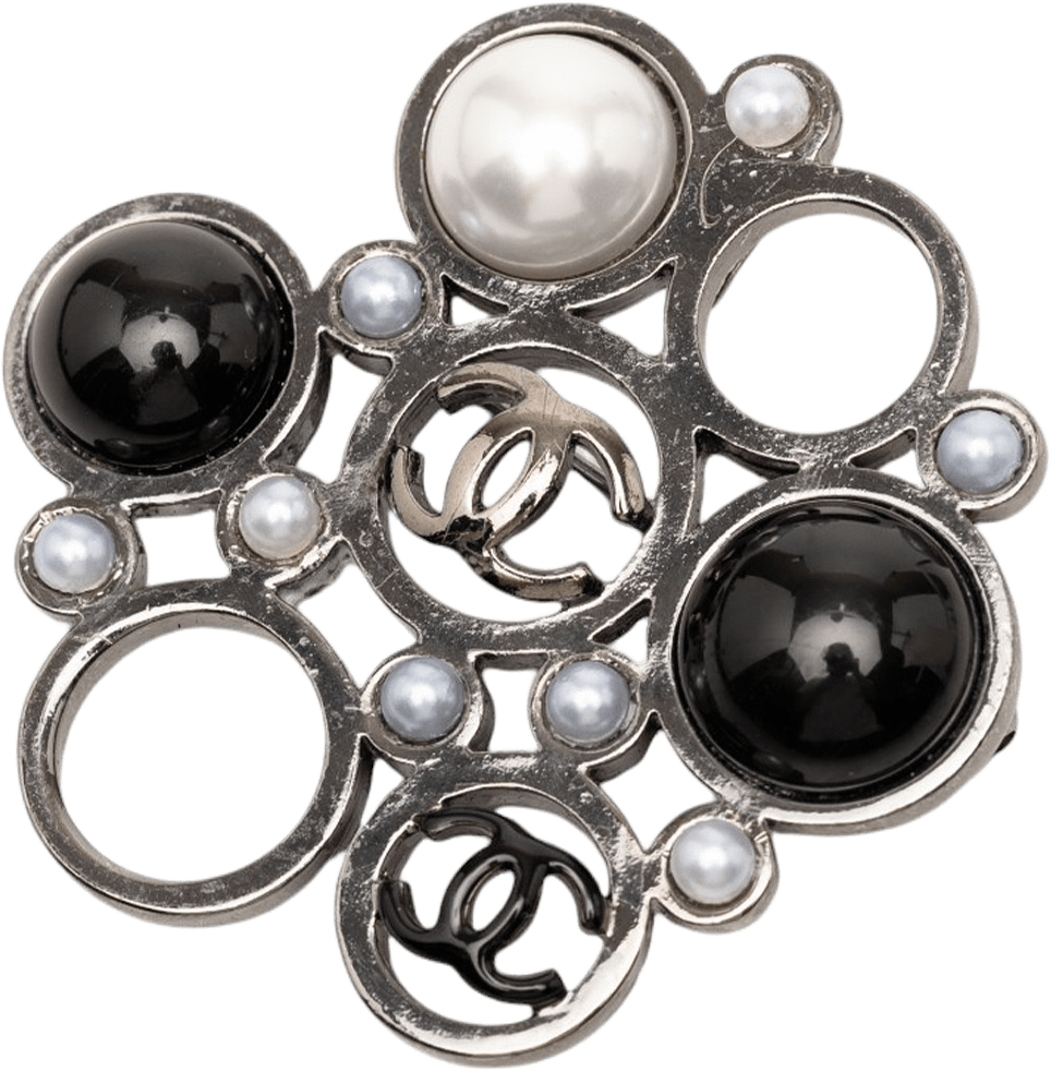 Chanel Cc Brass Faux Pearl Pin Brooch, från Luxclusif, i färgen silver.