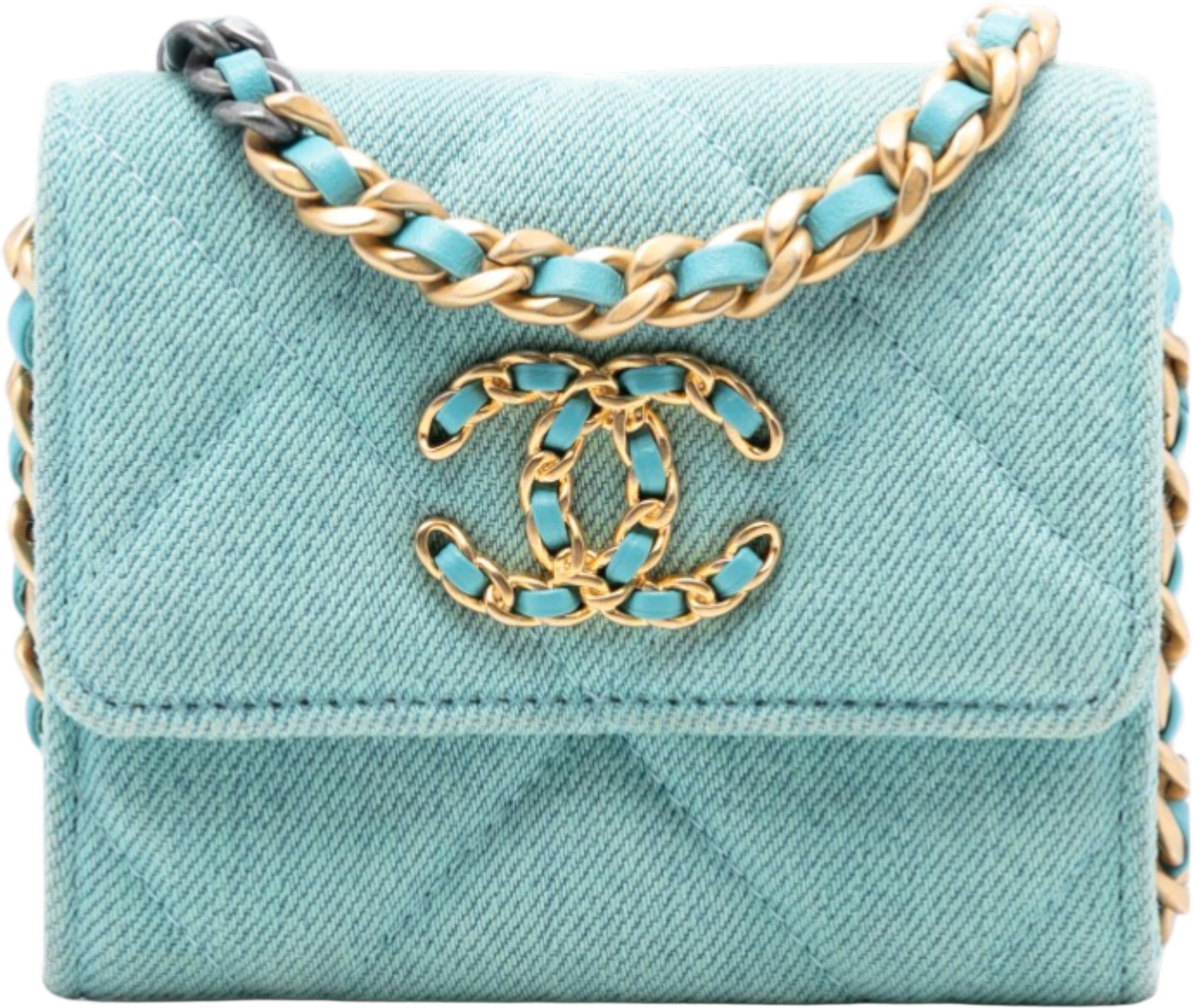 Chanel Quilted Denim 19 Card Holder With Chain, från Luxclusif, i färgen light blue.