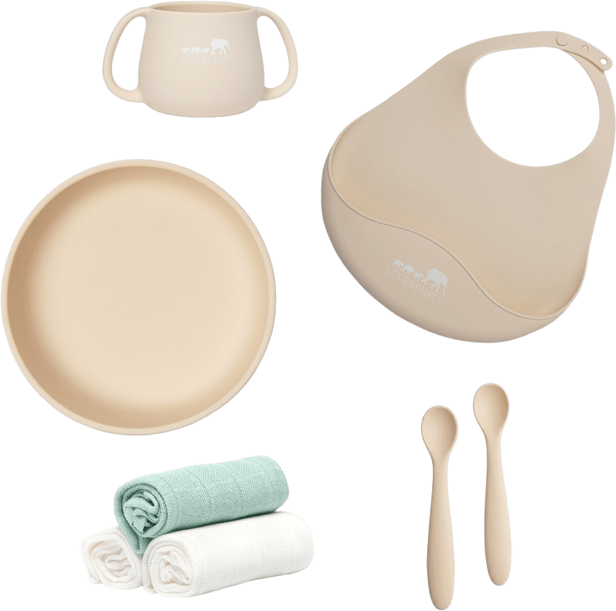 Eating Gold Bundle (plate Bowl + Spoon Set + Bib + Cup + Muslin Squares Set), från Les Enfants, i färgen sand.
