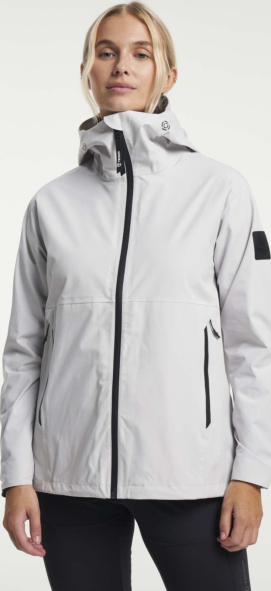 Misty Shell Jacket Women, från Tenson, i färgen ljusgrå.