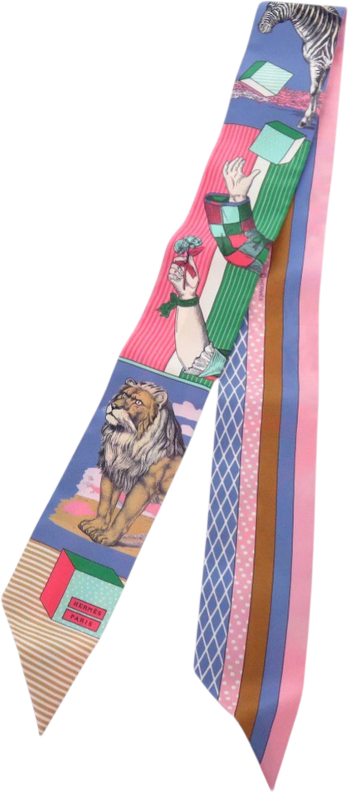 Hermès Grand Theatre Nouveau Silk Twilly Scarf, från Luxclusif, i färgen pink.