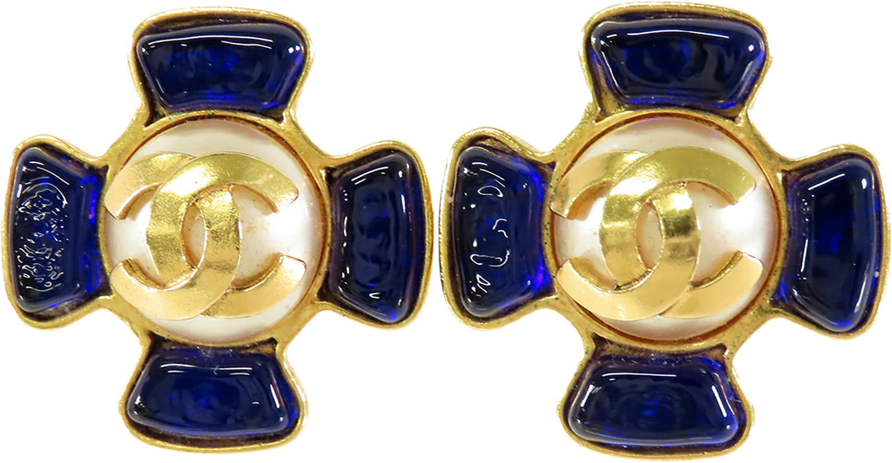 Chanel Cc Gold Plated Gripoix Faux Pearl Clip On Earrings, från Luxclusif, i färgen gold.