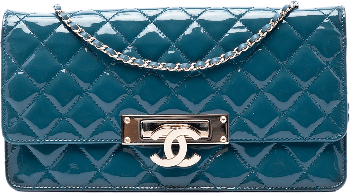 Chanel Quilted Patent Golden Class East West Wallet On Chain, från Luxclusif, i färgen peacock.