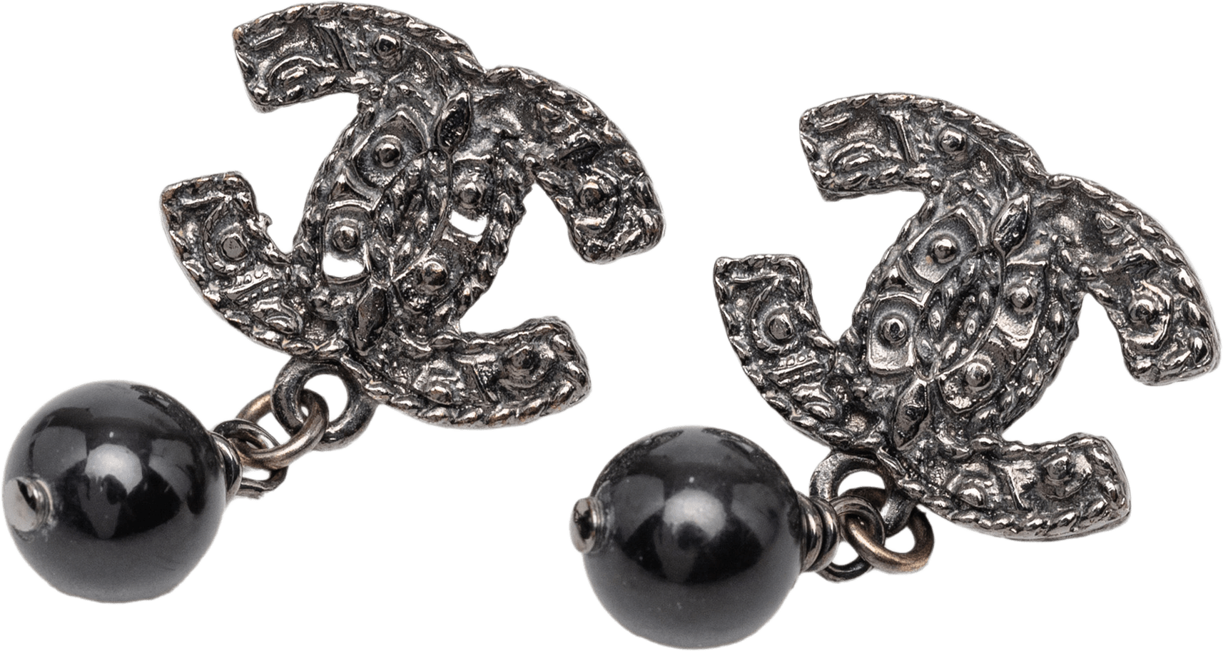 Chanel Cc Brass Beaded Drop Push Back Earrings, från Luxclusif, i färgen black.