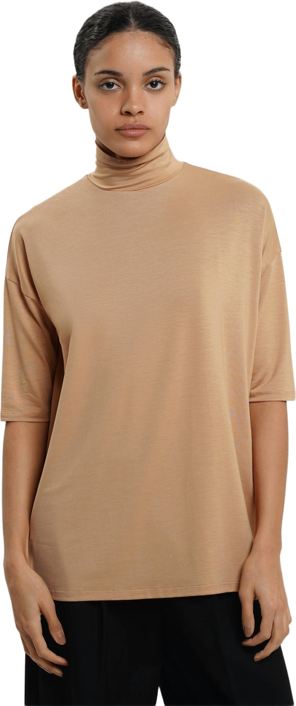 Tomasine Turtleneck Top - Camel, från Residus, i färgen beige.