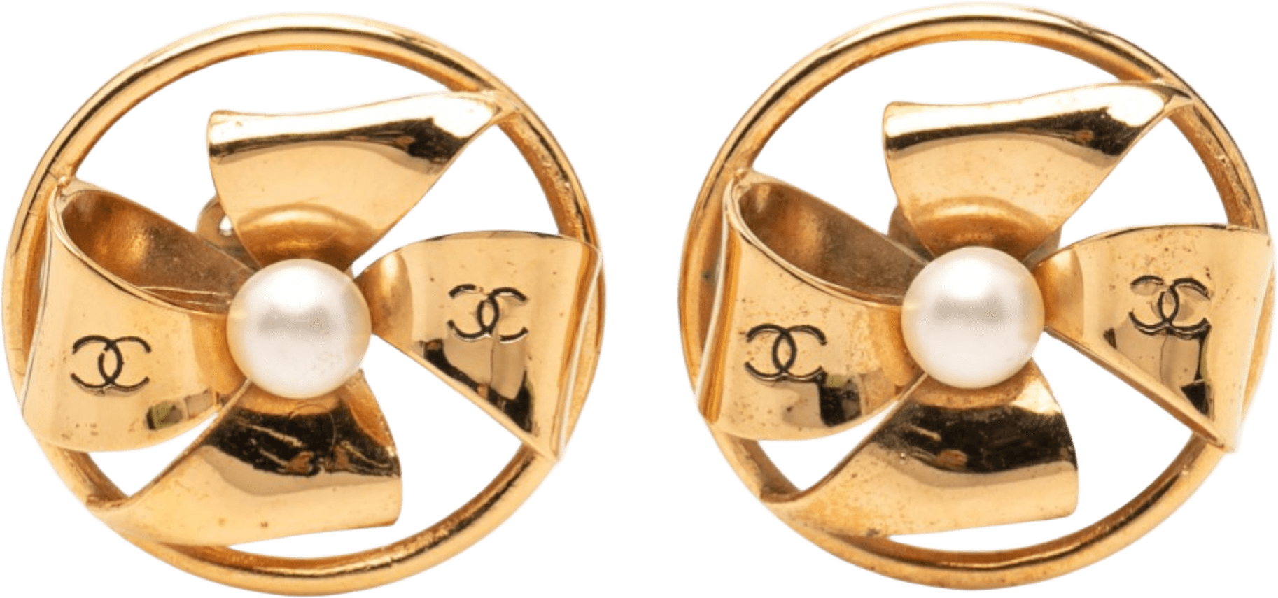 Chanel Cc Gold Plated Faux Pearl Pinwheel Ribbon Clip On Earrings, från Luxclusif, i färgen gold.