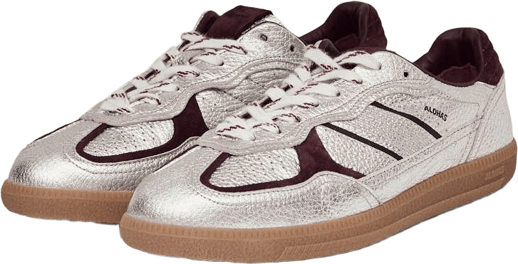 Tb.490 Grain Shimmer Silver & Burgundy Leather Sneakers, från Alohas, i färgen shimmer silver burgundy.