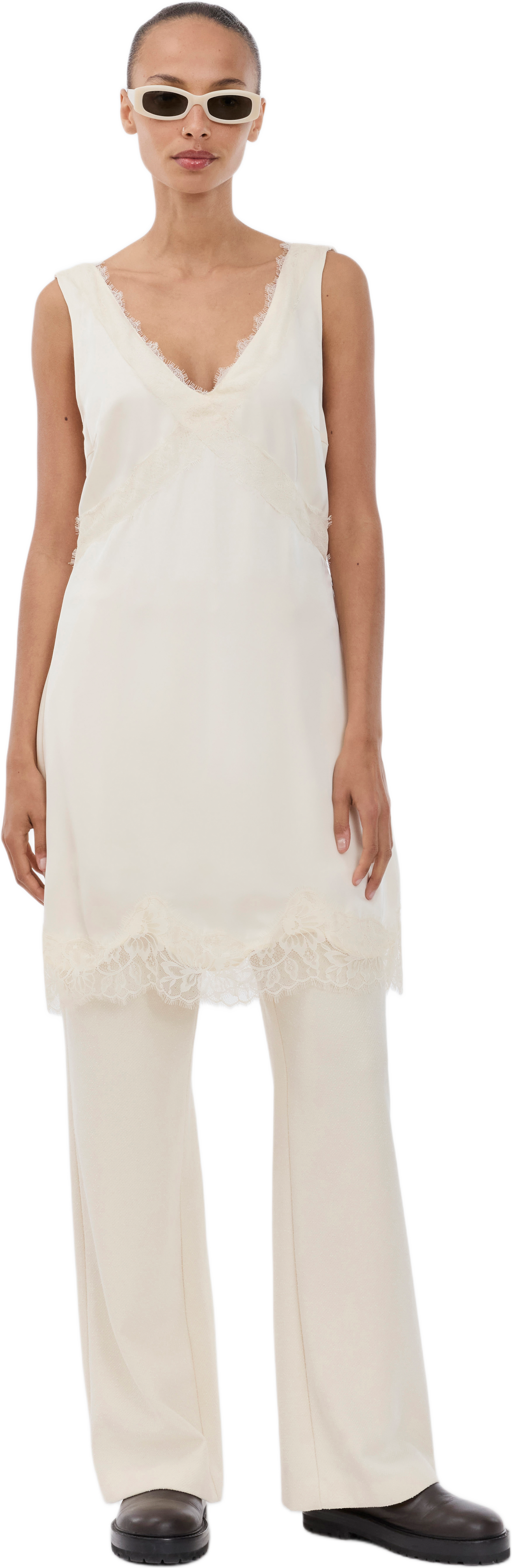 Vuemd Dress, från Modström, i färgen vanilla cream.