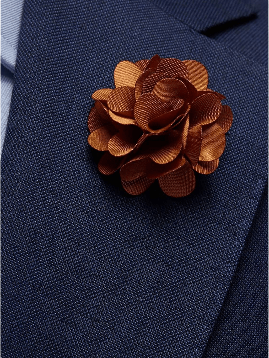 Flower Lapel Pin, från John Henric, i färgen dark orange.