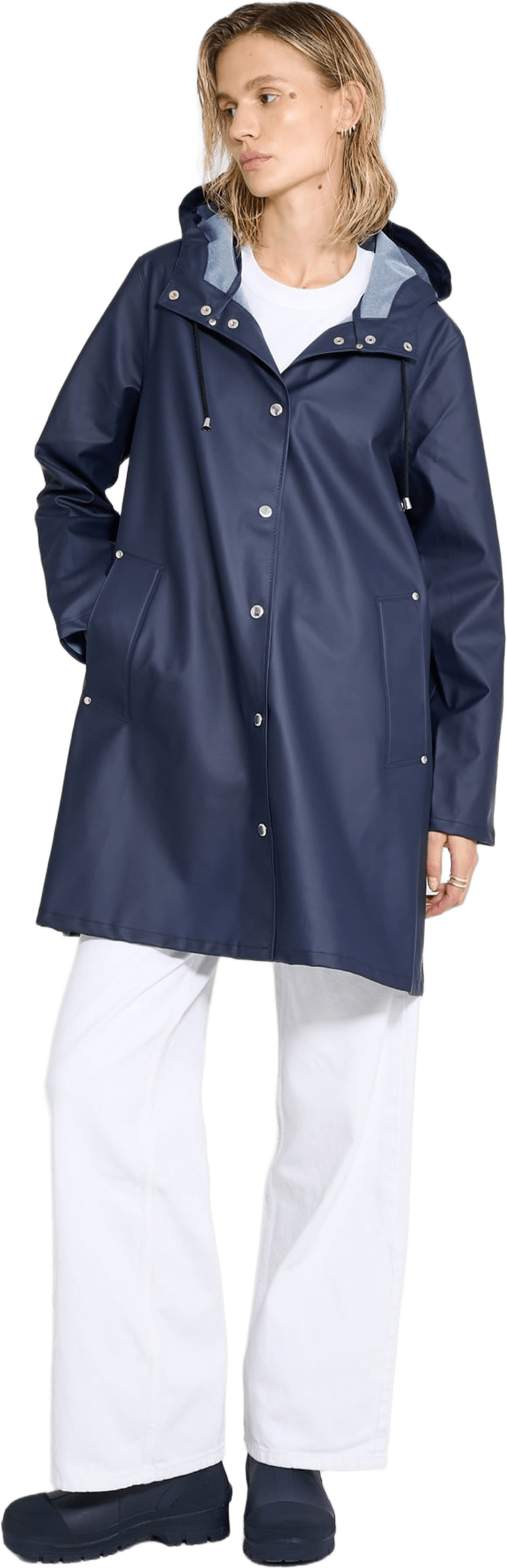 Mosebacke Lightweight Raincoat, från Stutterheim, i färgen navy.