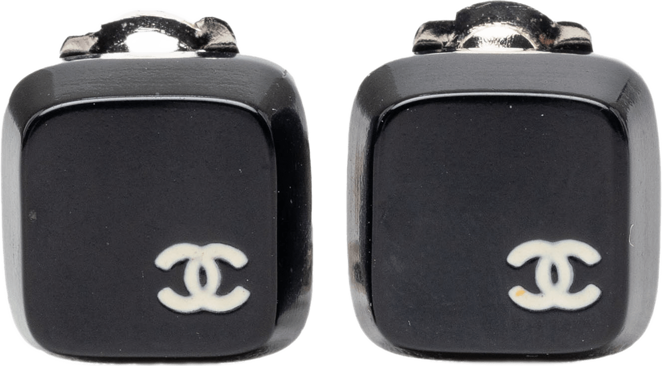 Chanel Cc Resin Square Clip On Earrings, från Luxclusif, i färgen black.