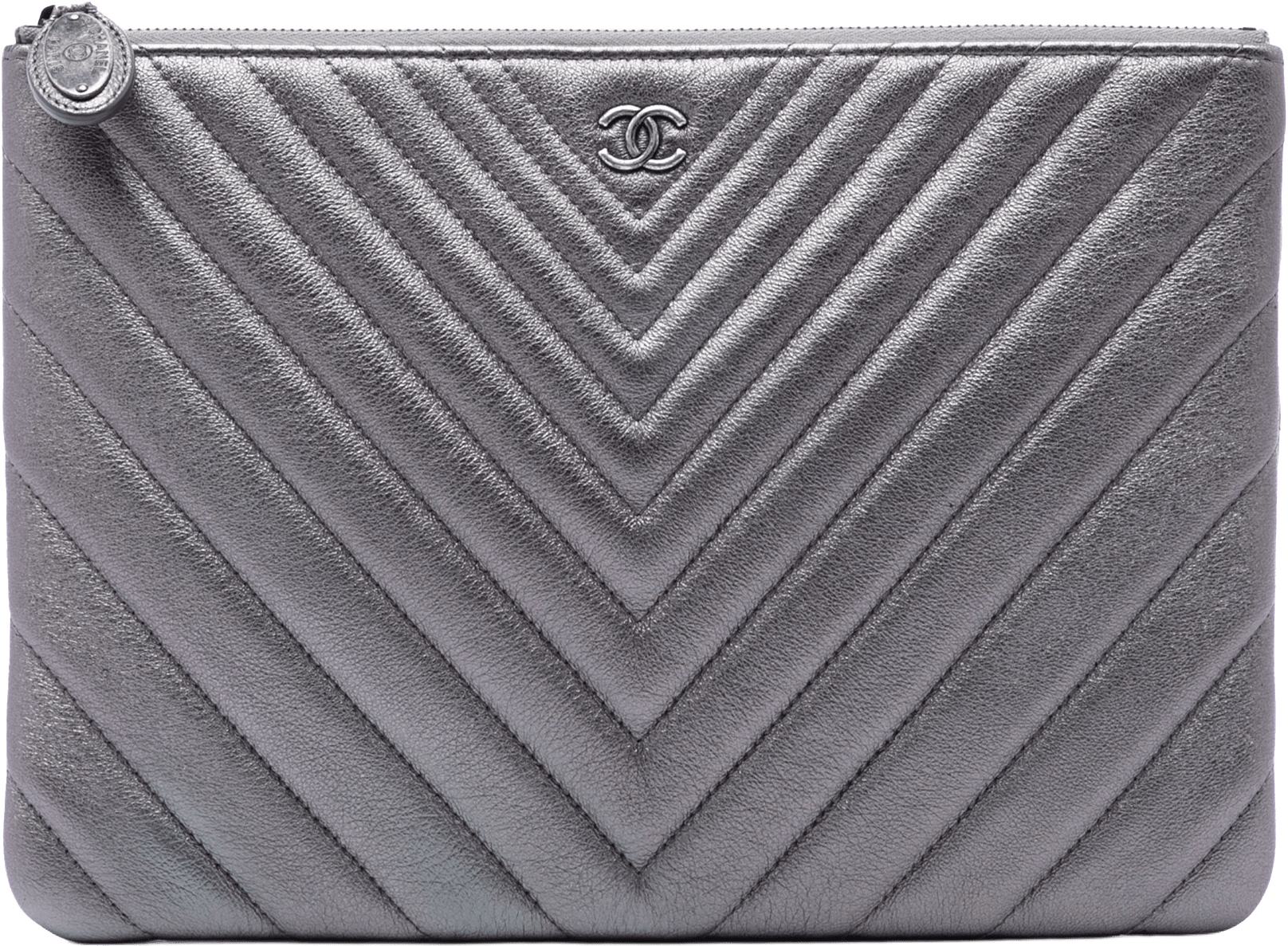 Chanel Medium Chevron Metallic Calfskin O Case Clutch, från Luxclusif, i färgen dark gray.