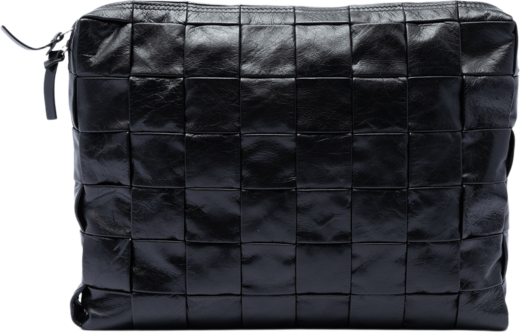 Bottega Veneta Paper Calfskin Maxi Intrecciato Cassette Clutch, från Luxclusif, i färgen svart.