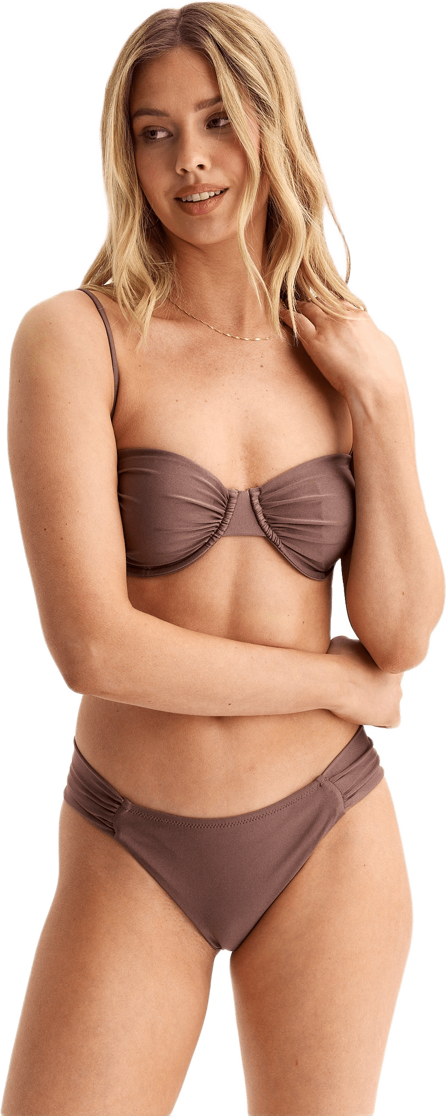Swim Ruched Bikini Bottom, från Drop of Mindfulness, i färgen satin coconut brown.