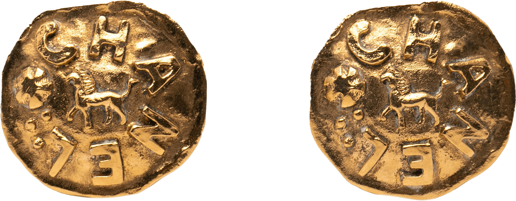 Chanel Gold Plated Logo And Lion Clip On Earrings, från Luxclusif, i färgen gold.