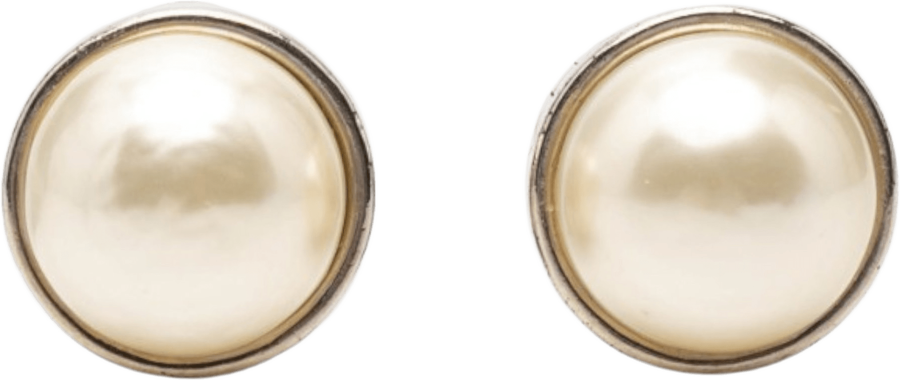 Chanel Gold Plated Faux Pearl Round Clip On Earrings, från Luxclusif, i färgen pearl.