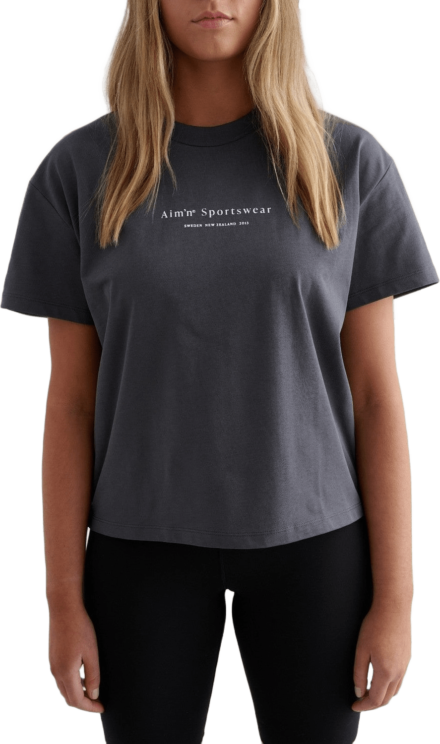 Serif Boxy T-shirt, från aim'n, i färgen shadow grey.