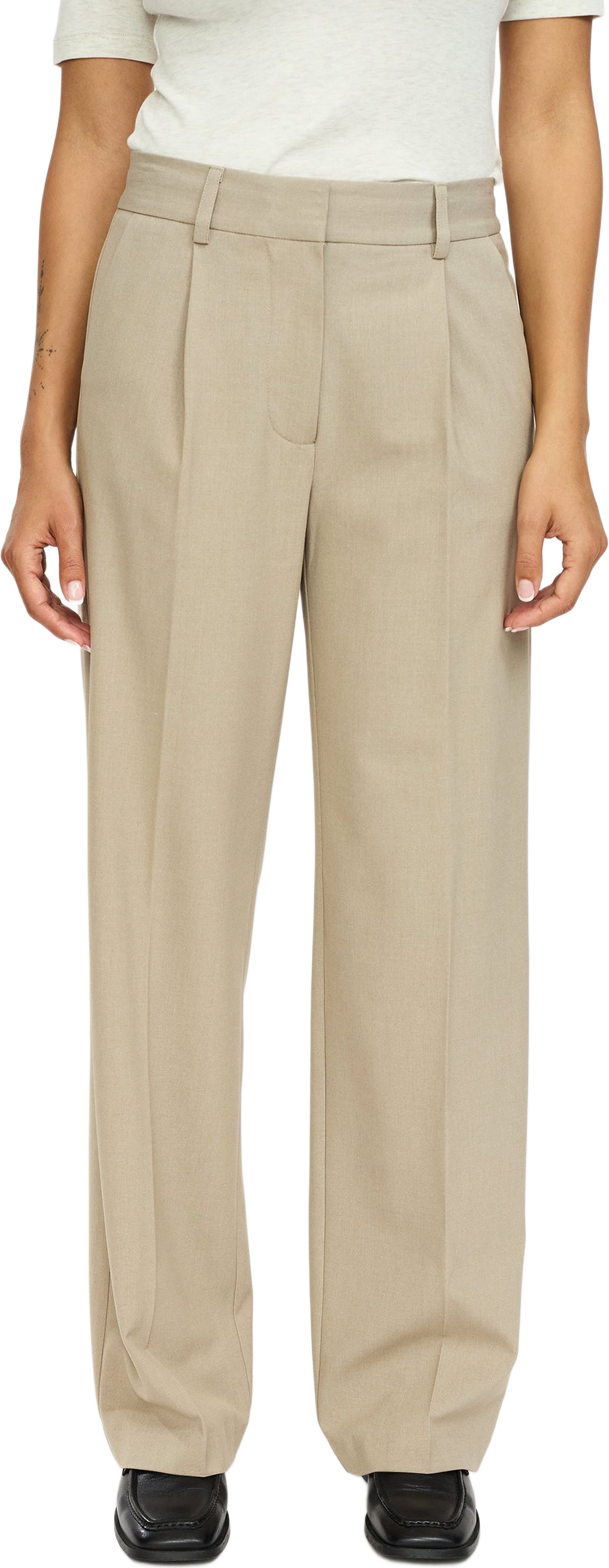 Srvilja Midwaist Loose Pant Grs - Greige, från Soft Rebels, i färgen greige.