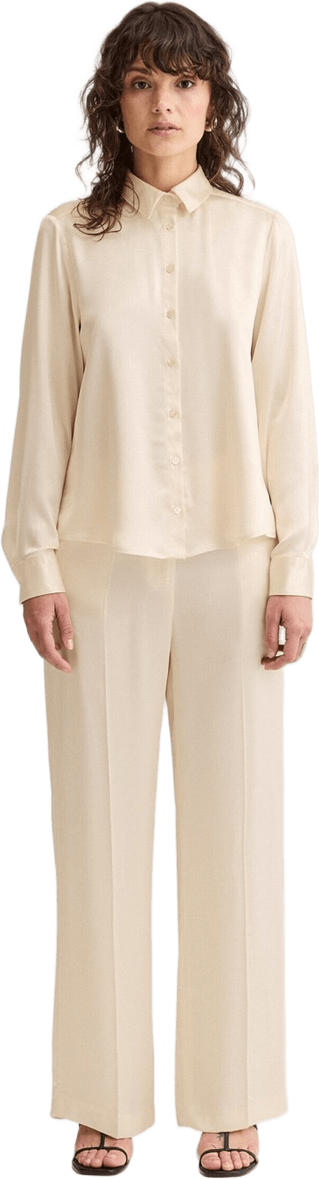 Satinbyxa Elina, från Newhouse, i färgen krämvit.