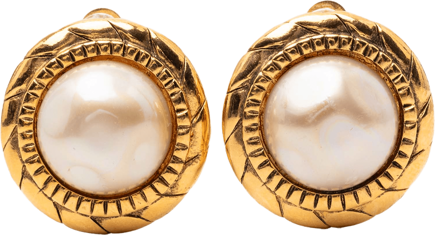 Chanel Gold Plated Faux Pearl Round Clip On Earrings, från Luxclusif, i färgen gold.