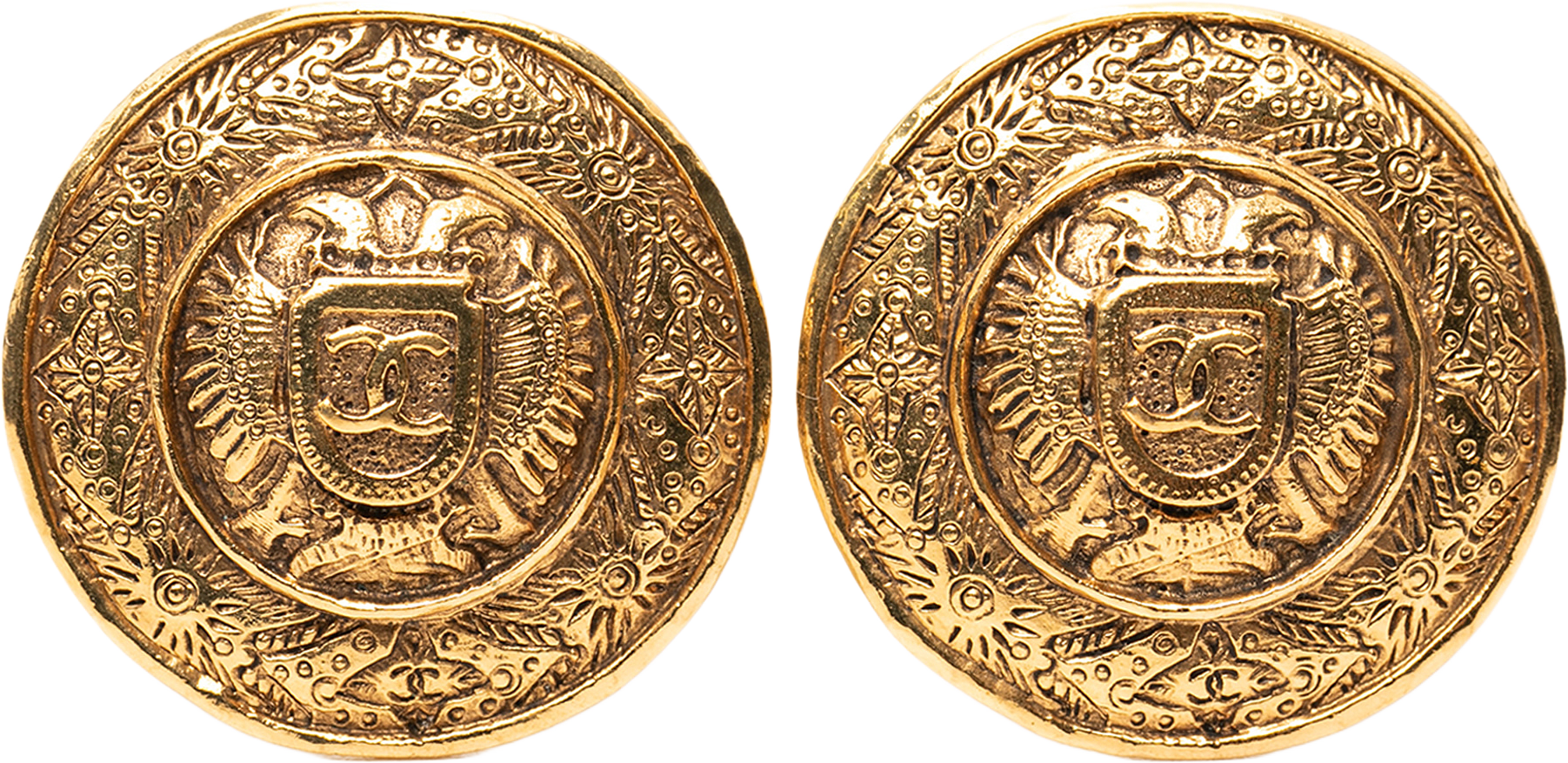 Chanel Cc Gold Plated Crest Round Clip On Earrings, från Luxclusif, i färgen gold.