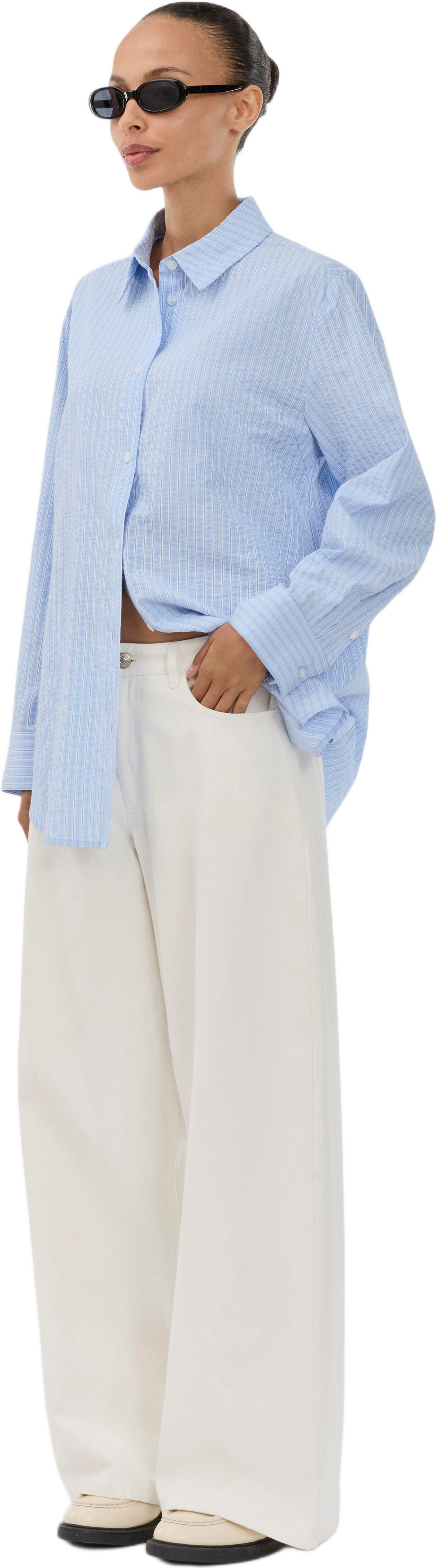 Viggemd Stripe Shirt, från Modström, i färgen blue and white stripe.