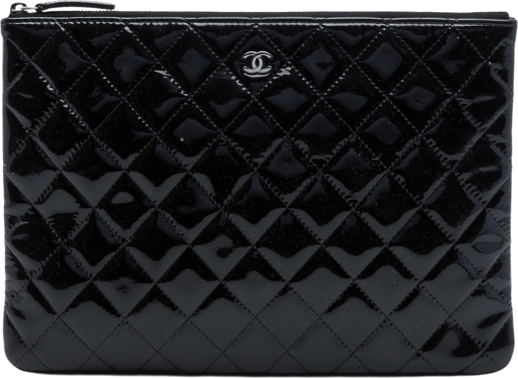 Chanel Medium Quilted Patent O Case Clutch, från Luxclusif, i färgen svart.