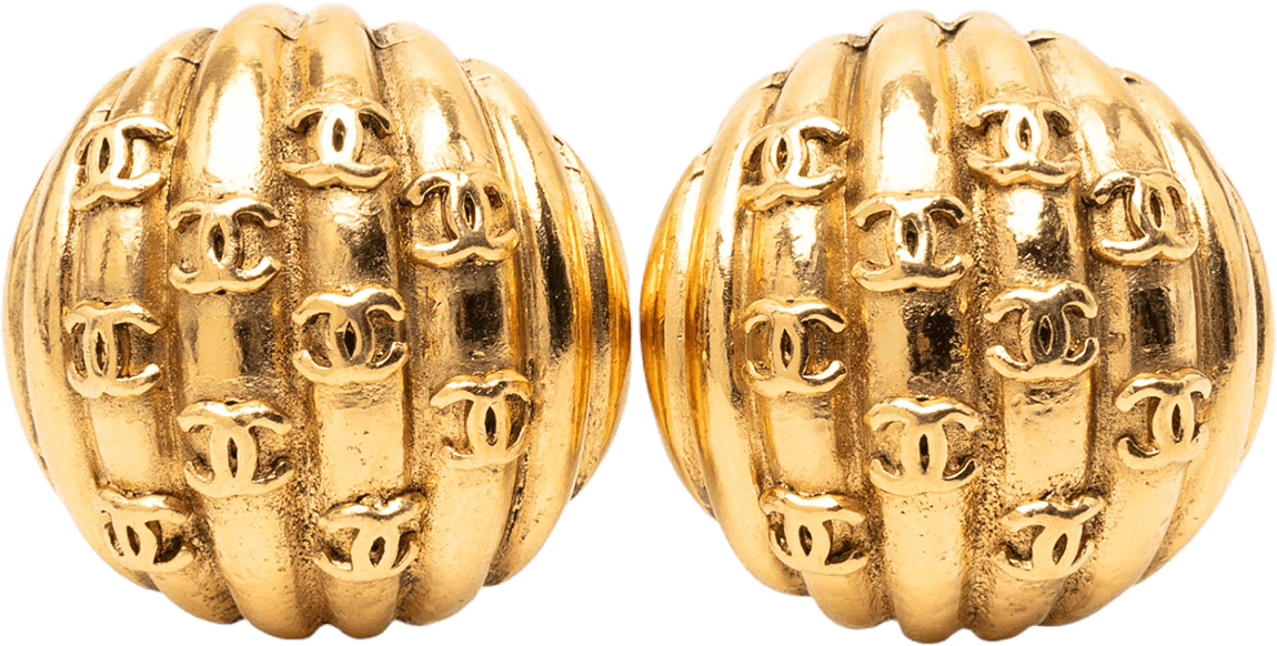 Chanel Gold Plated Rows Of Cc Round Clip On Earrings, från Luxclusif, i färgen gold.