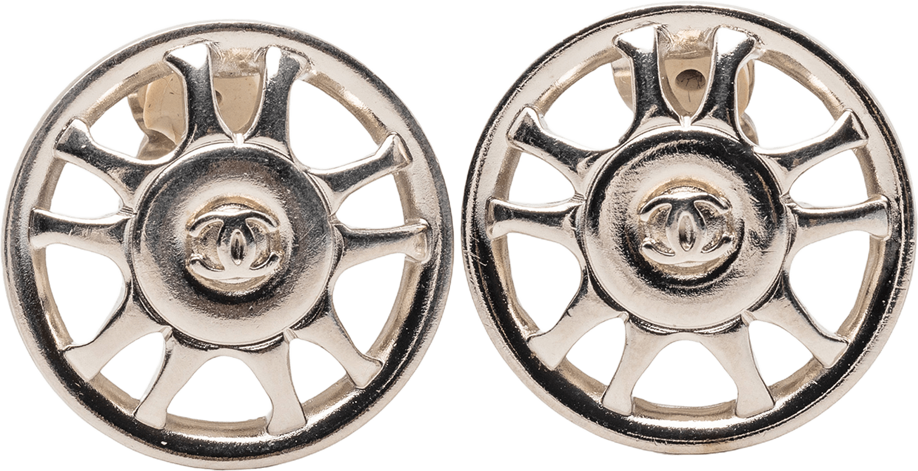 Chanel Cc Silver Plated Wheel Clip On Earrings, från Luxclusif, i färgen silver.