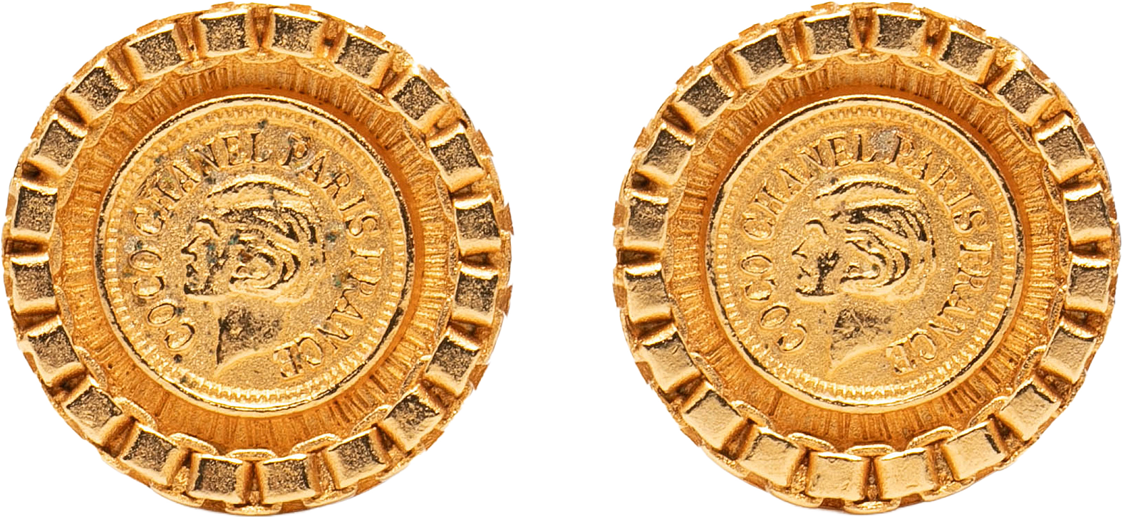 Chanel Gold Plated Coco Coin Motif Clip On Earrings, från Luxclusif, i färgen gold.