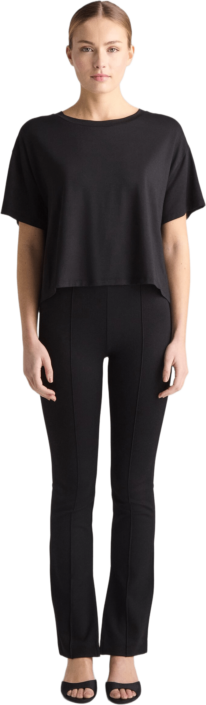 Gwynet Tee - Black, från Residus, i färgen black.