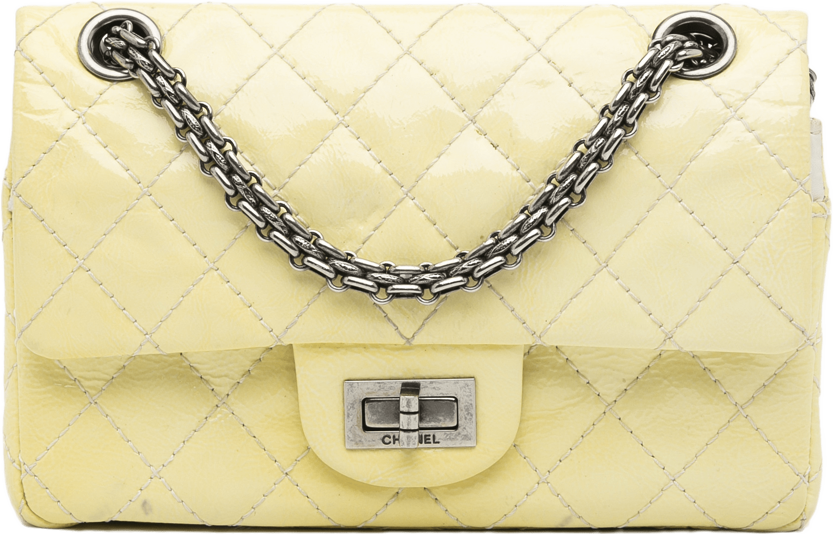 Chanel Mini Reissue 2.55 Patent Double Flap, från Luxclusif, i färgen light yellow.