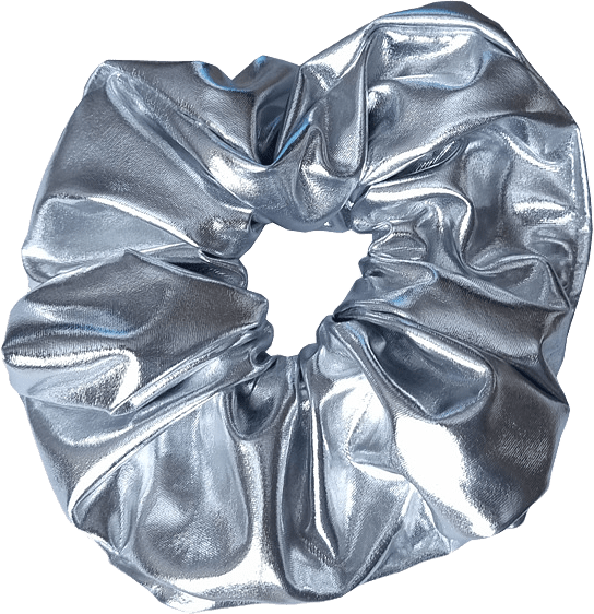 Stor Mjuk Metallic Scrunchie, från Complement, i färgen silver.