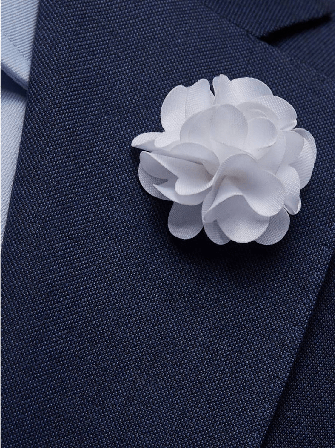 Flower Lapel Pin, från John Henric, i färgen white.
