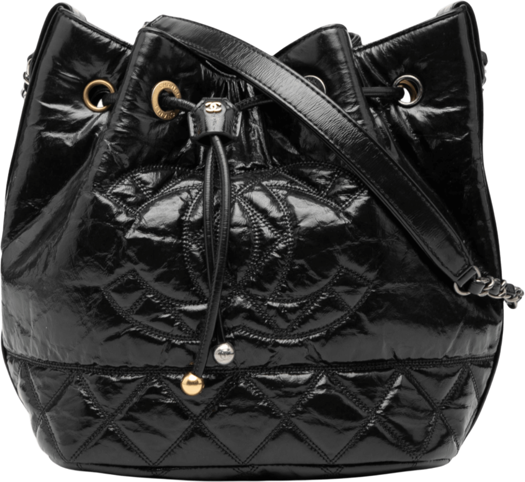 Chanel Shiny Aged Calfskin Cc Chain Drawstring Bucket Bag, från Luxclusif, i färgen black.