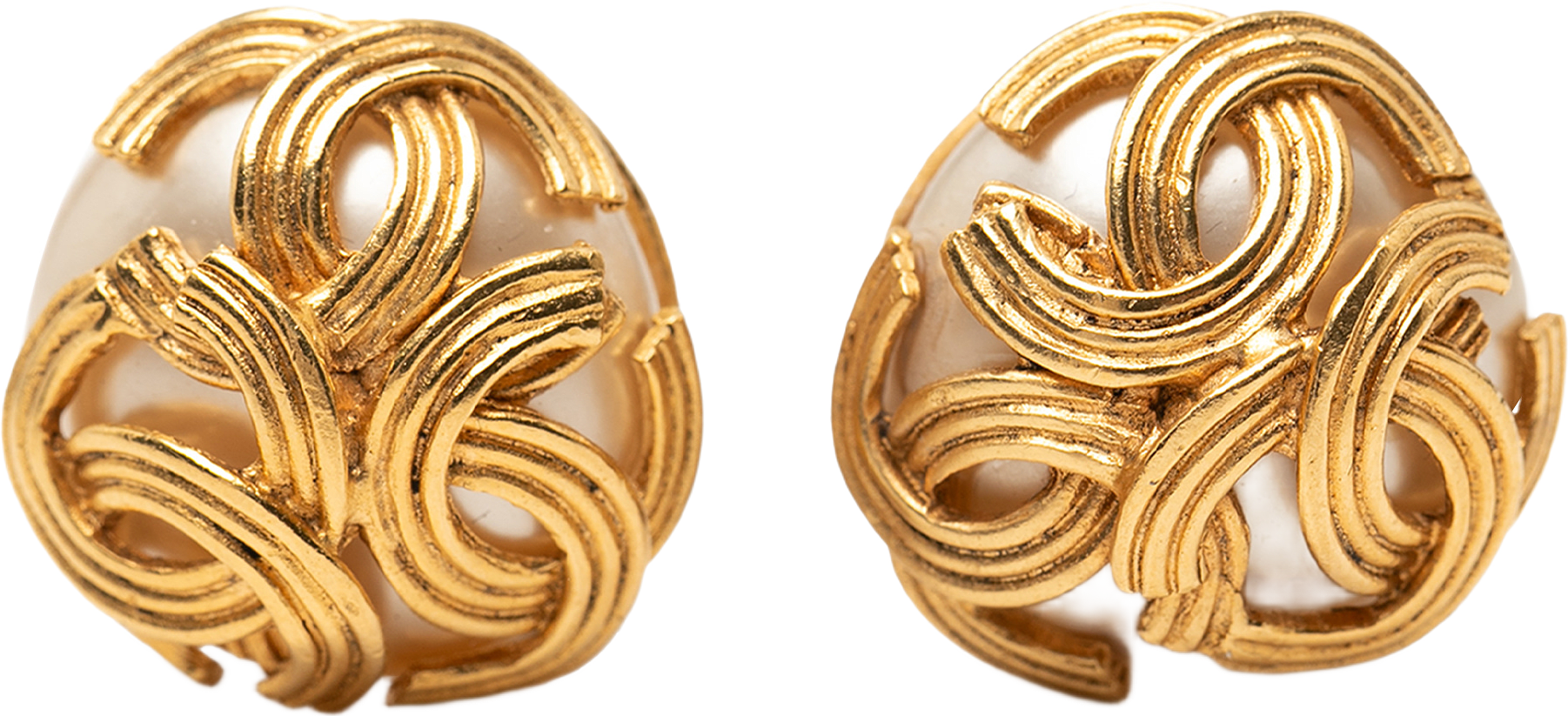 Chanel Gold Plated Triple Cc Faux Pearl Clip On Earrings, från Luxclusif, i färgen gold.