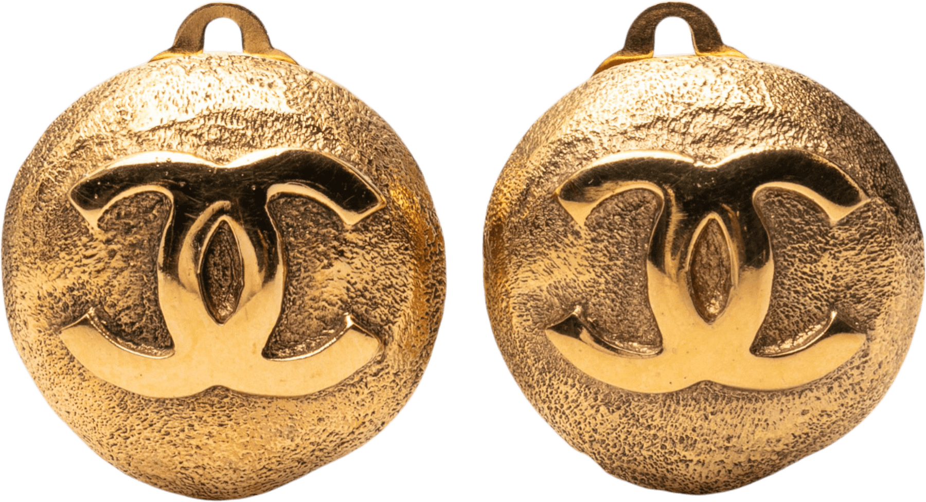 Chanel Cc Gold Plated Round Clip On Earrings, från Luxclusif, i färgen gold.