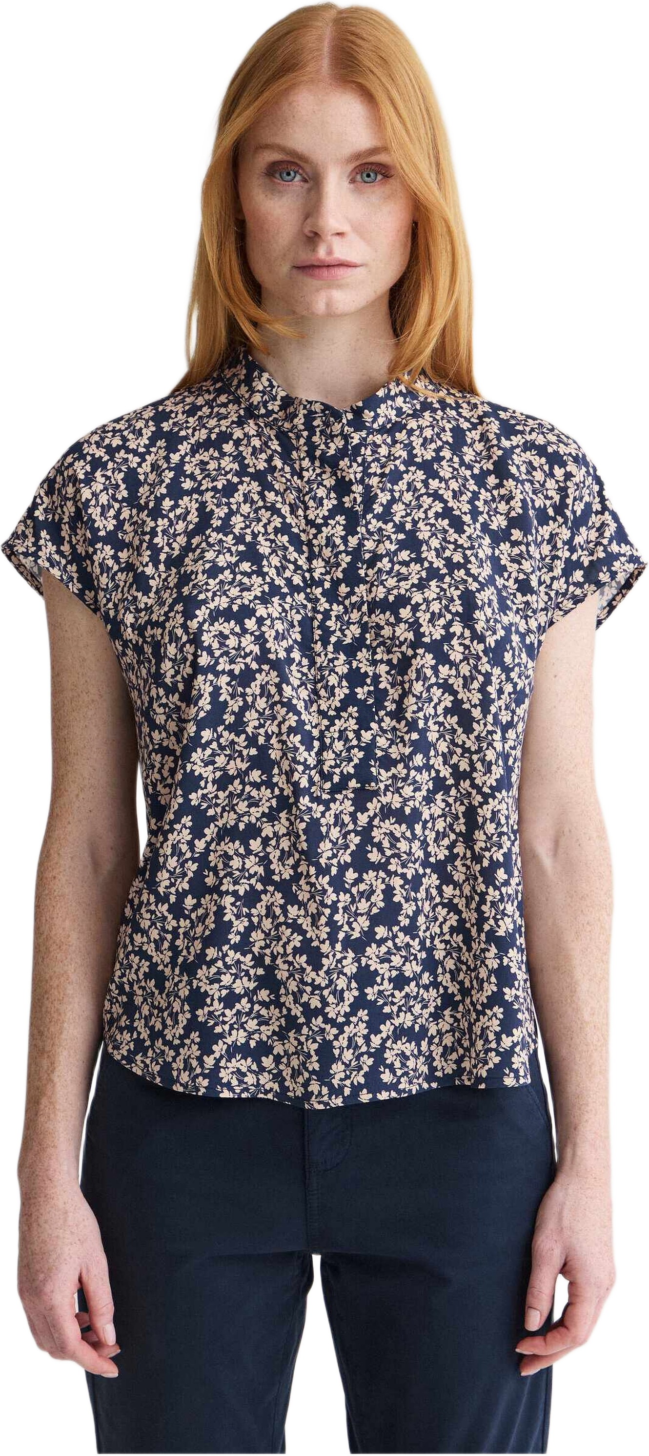 Jacqueline Miniflora Top, från Newhouse, i färgen marinblå.