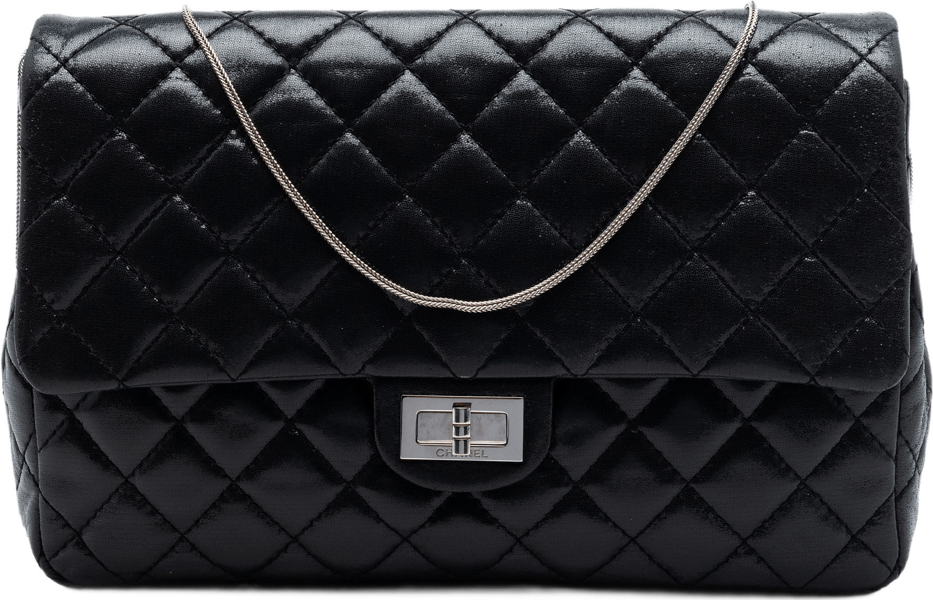 Chanel Quilted Iridescent Lambskin Reissue 2.55 Chain Flap, från Luxclusif, i färgen svart.