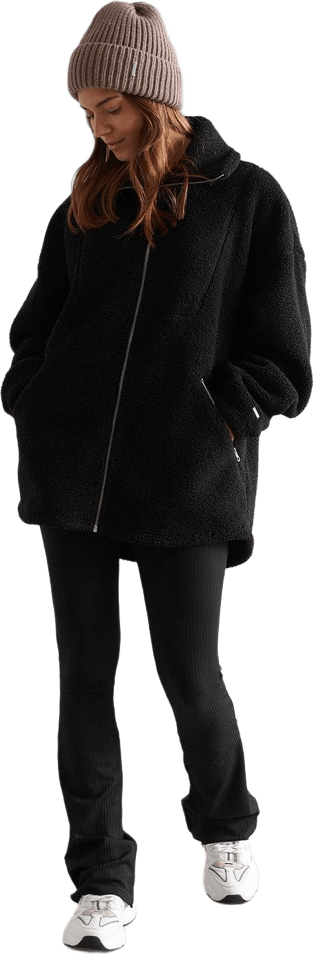 Black Pile Jacket, från aim'n, i färgen black.