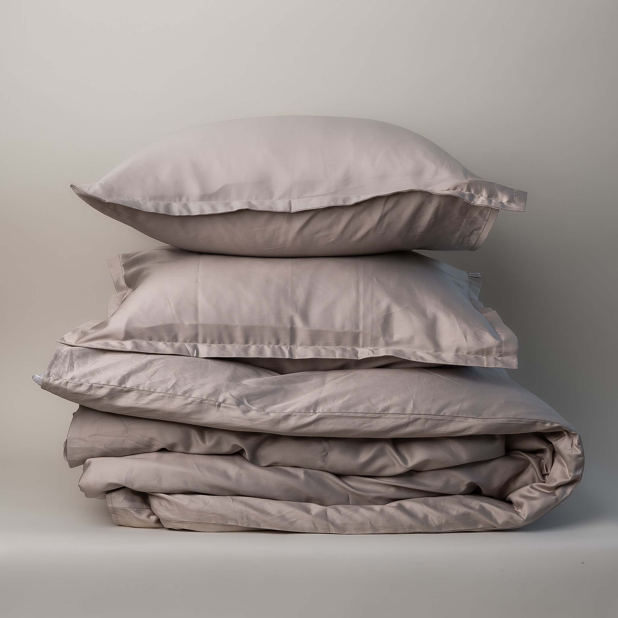 Regency Lee - Bäddset 230x220, från Home of ESS, i färgen champagne.