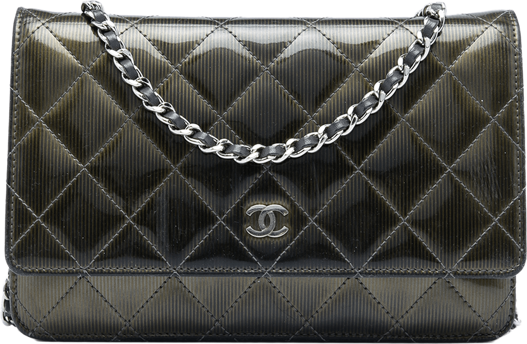 Chanel Cc Quilted Striated Metallic Patent Wallet On Chain, från Luxclusif, i färgen grön.