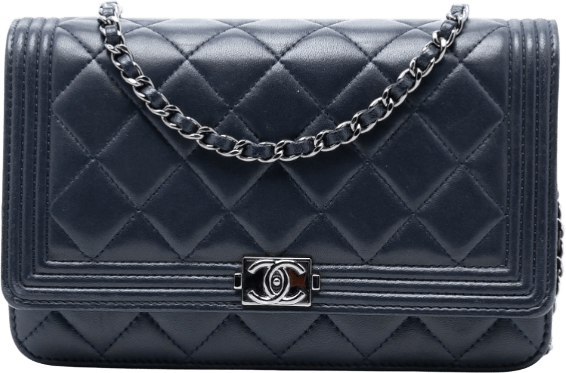 Chanel Quilted Lambskin Boy Wallet On Chain, från Luxclusif, i färgen navy.