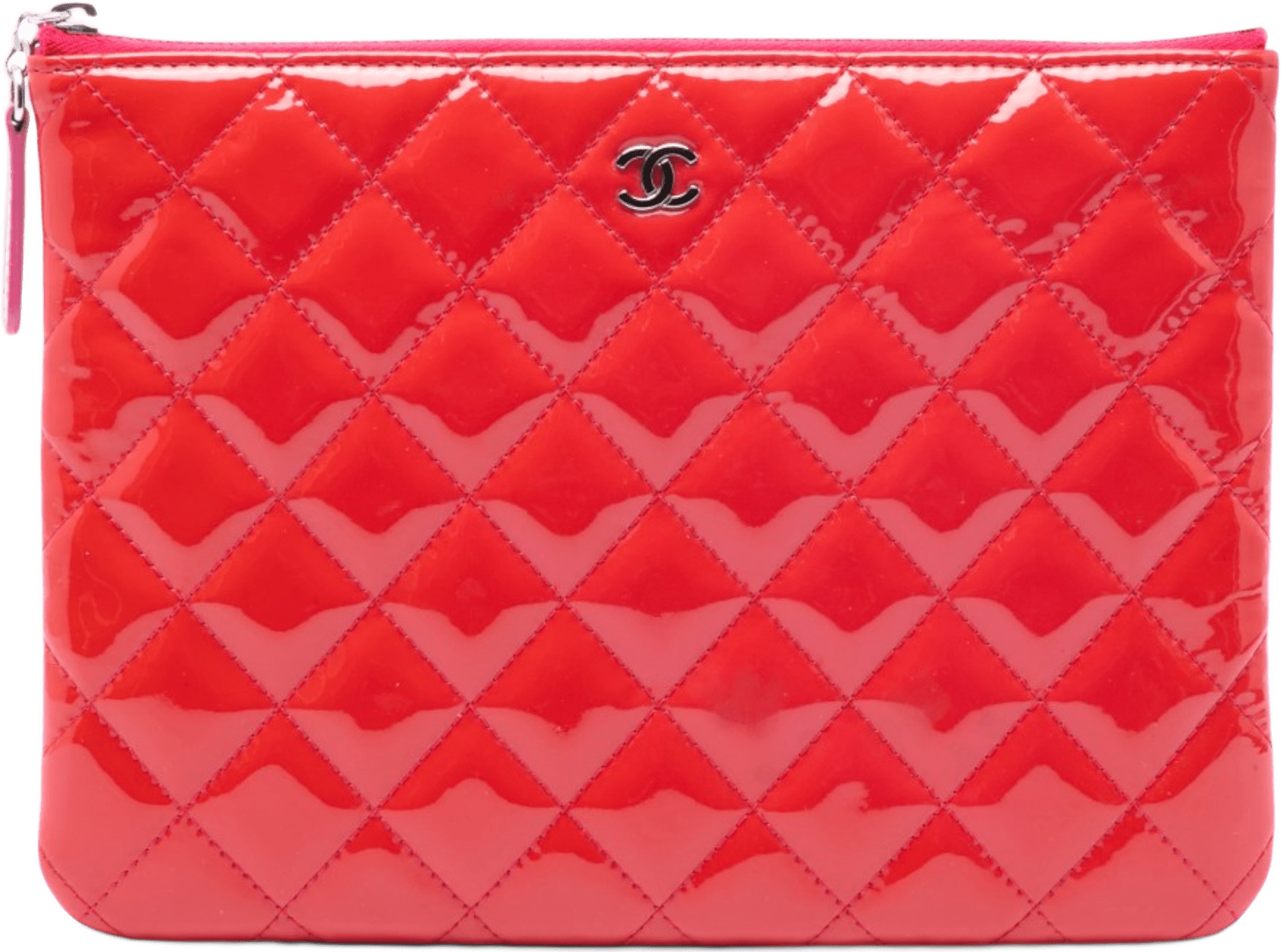 Chanel Small Quilted Patent O Case Clutch, från Luxclusif, i färgen röd.